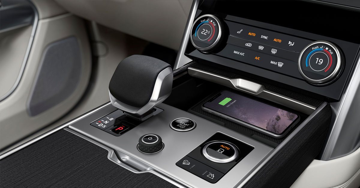 An image of the gear shift level of the 2022 Range Rover