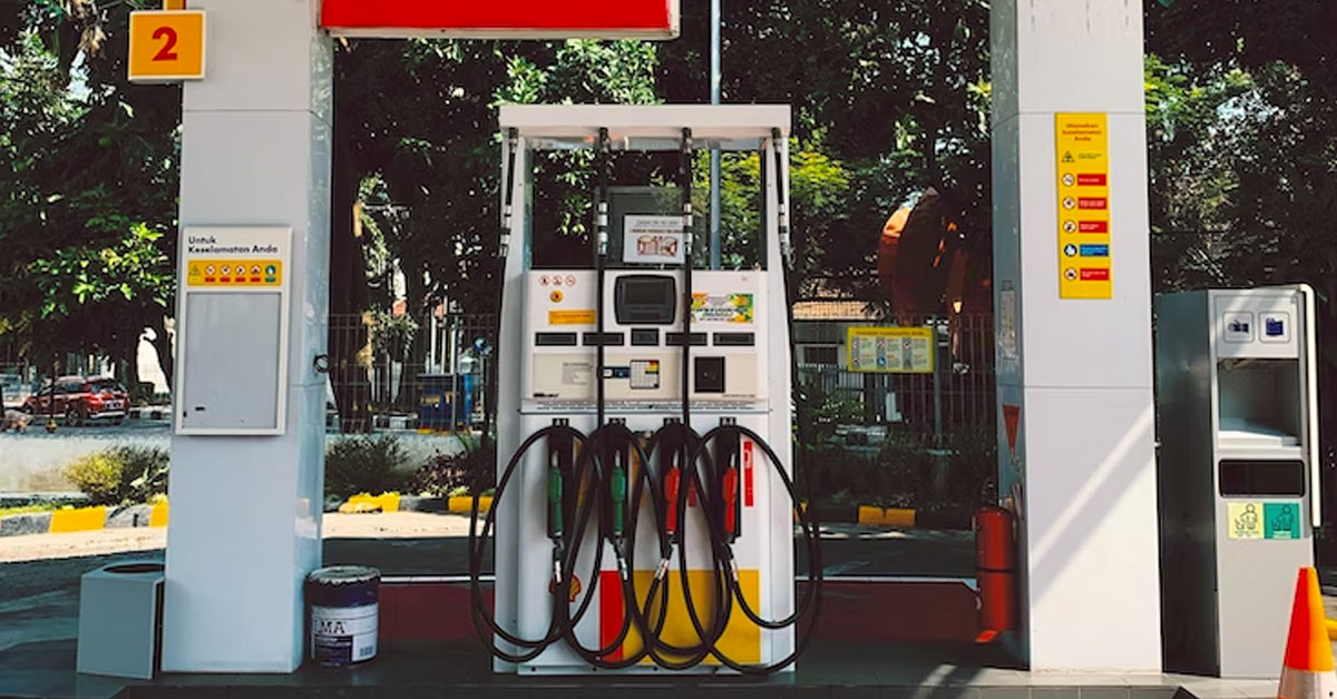 An image of a Shell petrol station garage showing the petrol and diesel fuel pumps