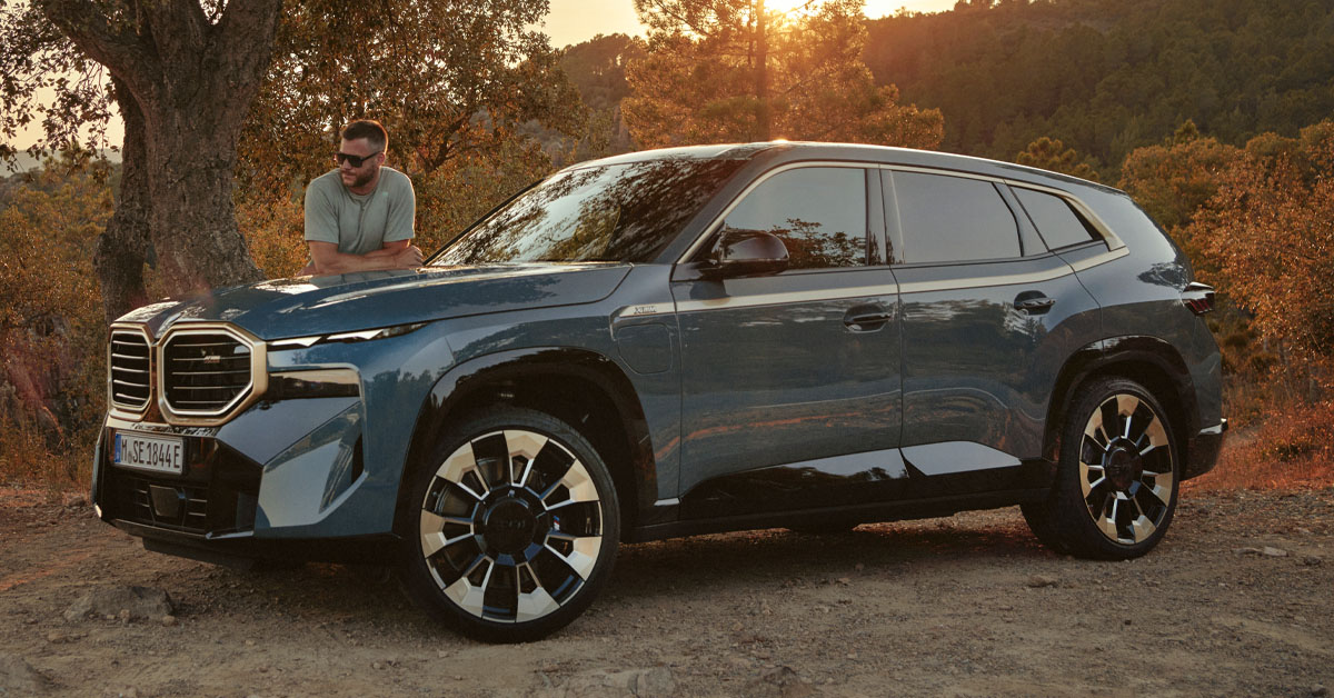 An image of the 2023 BMW XM Hybrid SUV from the side