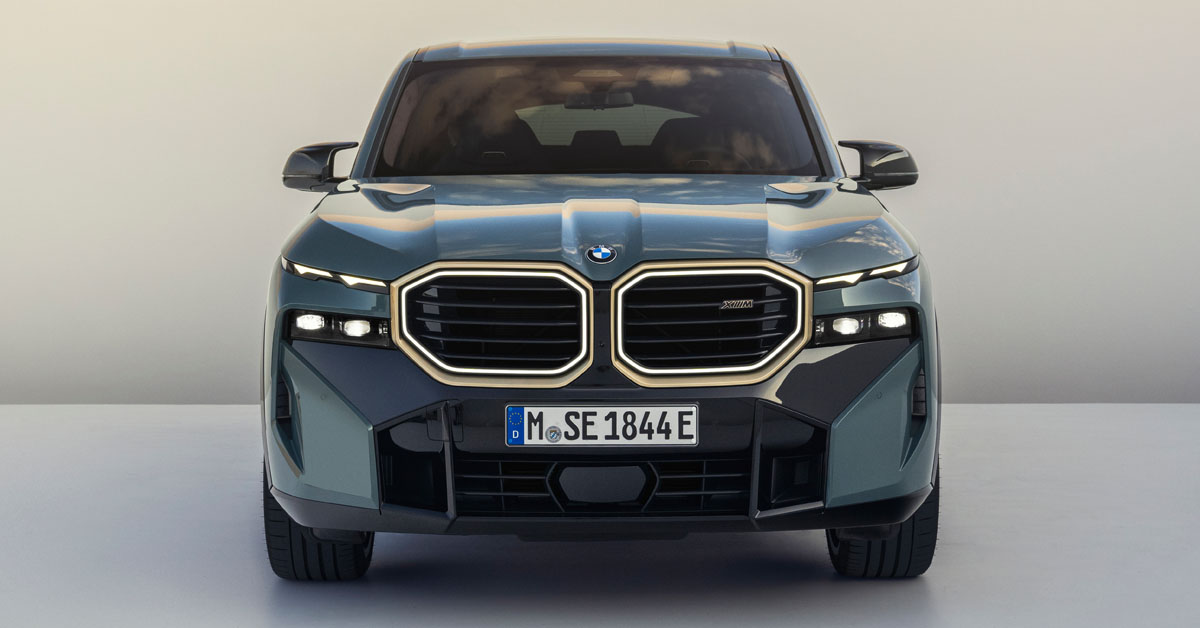 An image of the 2023 BMW XM Hybrid SUV from the front