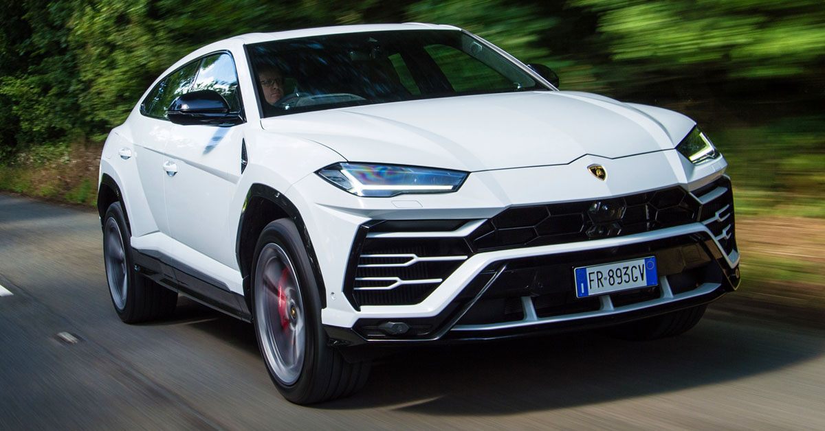 An image of the Lamborghini Urus in motion