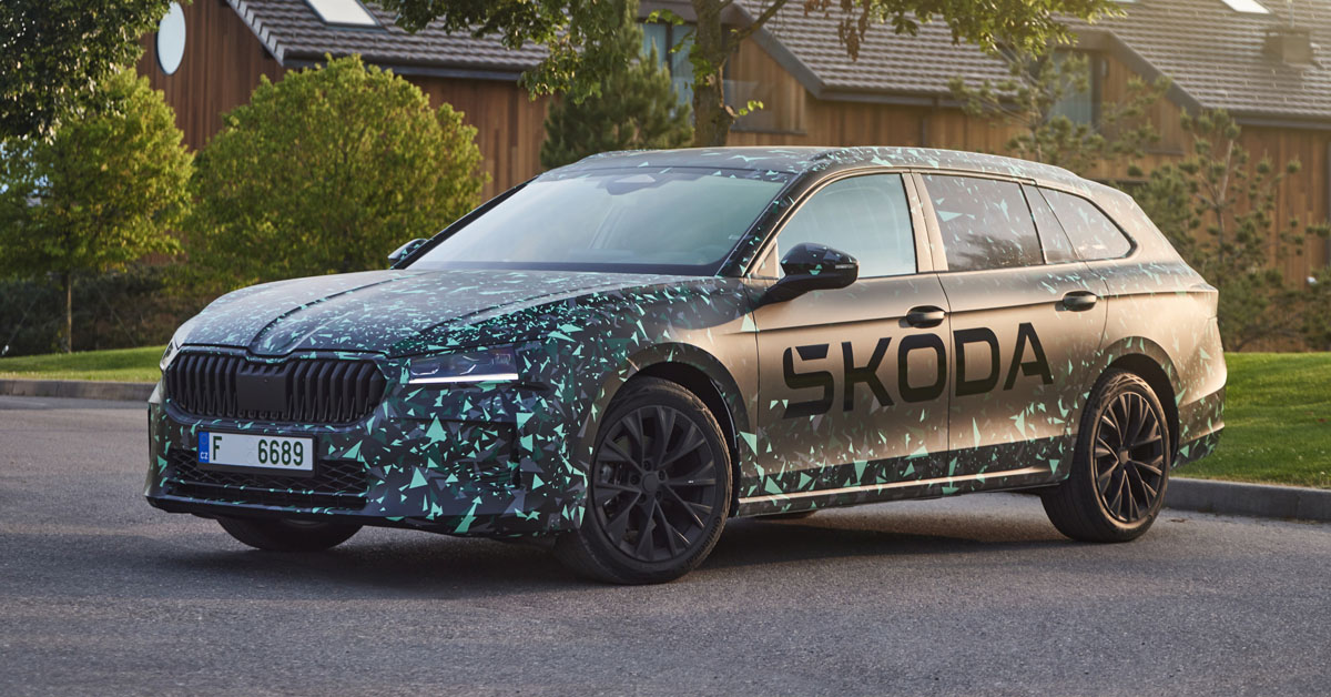 An image of the 2024 Skoda Superb Estate in camouflage